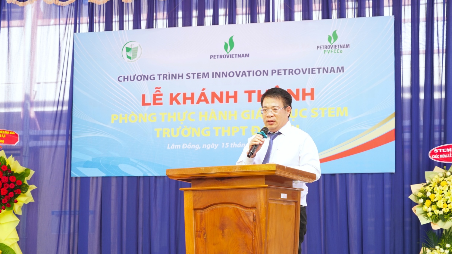 Ông Nguyễn Ngọc Phúc - Phó Chủ tịch UBND tỉnh Lâm Đồng đánh giá cao ý nghĩa và quy mô của chương trình STEM Innovation Petrovietnam, khẳng định đây là mô hình giáo dục thực hành hiện đại, có giá trị lớn đối với những địa phương còn nhiều khó khăn.