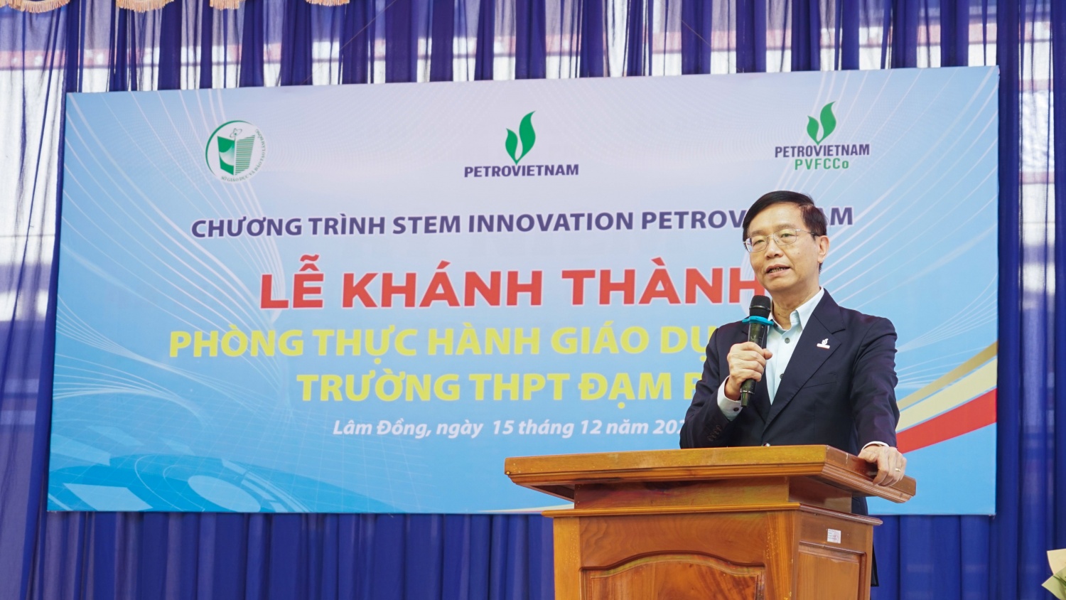 Ông Trần Quang Dũng - Phó Bí thư thường trực Đảng ủy Petrovietnam kỳ vọng phòng STEM Innovation Petrovietnam tại Trường THPT Đạm Ri không chỉ phục vụ riêng nhà trường mà sẽ trở thành “hạt nhân đổi mới sáng tạo”, làm điểm tựa để các trường trong khu vực cùng thực hành, đào tạo và chia sẻ kinh nghiệm.