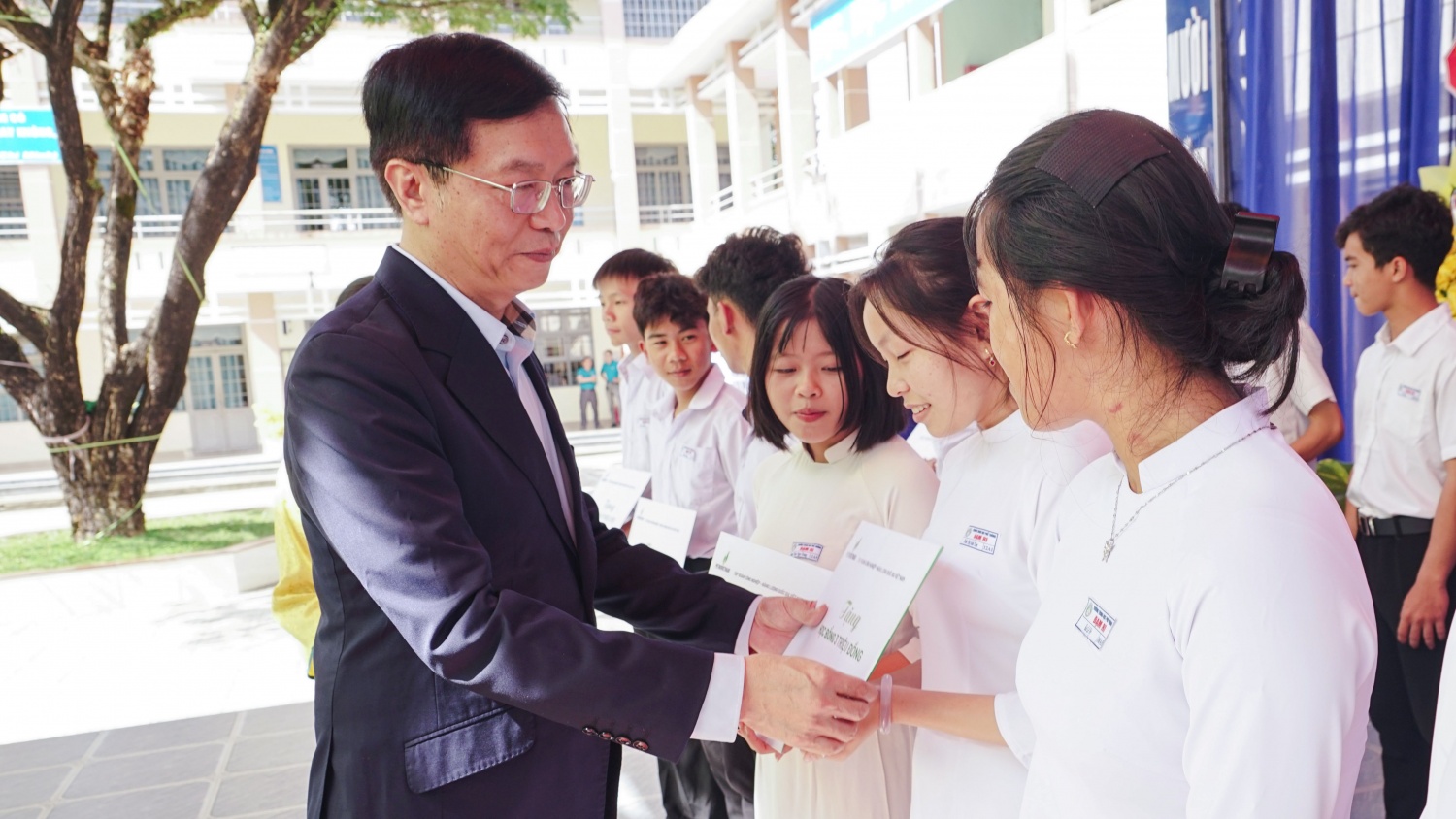Tại Lễ khánh thành, Petrovietnam đã trao 30 suất học bổng cho các em học sinh khó khăn có thành tích học tập xuất sắc của Trường THPT Đạm Ri.