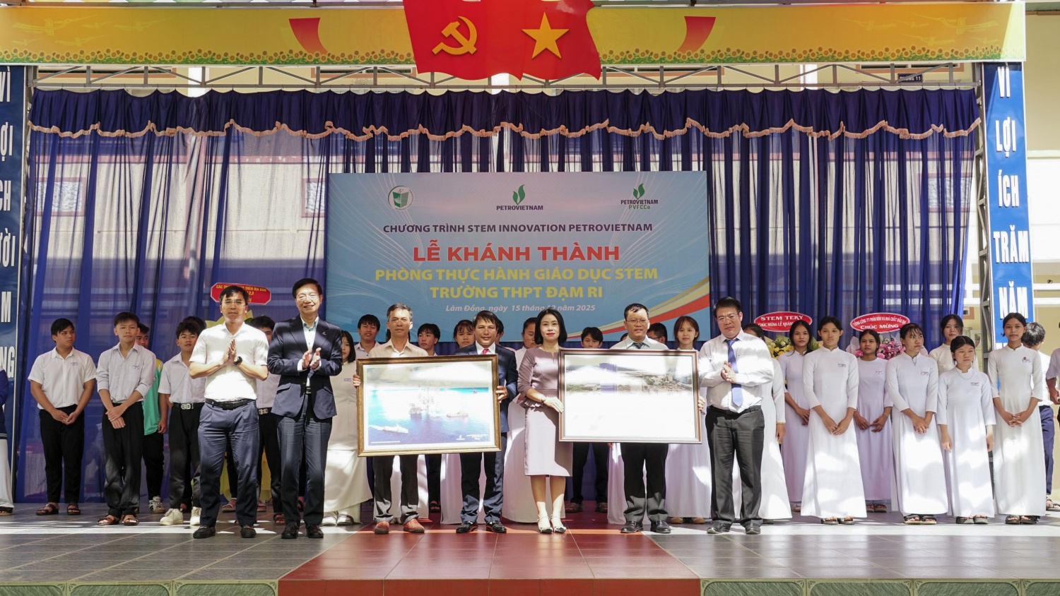 Lãnh đạo Petrovietnam và PVFCCo trao quà lưu niệm cho nhà trường.