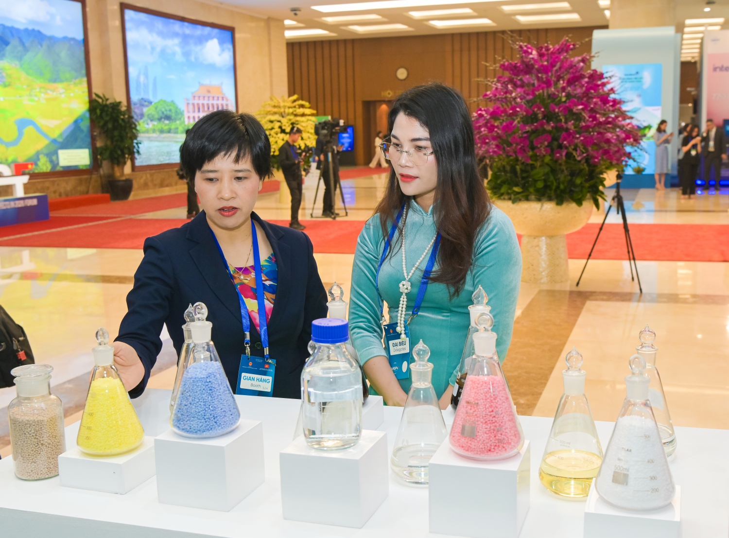 Khách tham quan gian trưng bày của Petrovietnam.