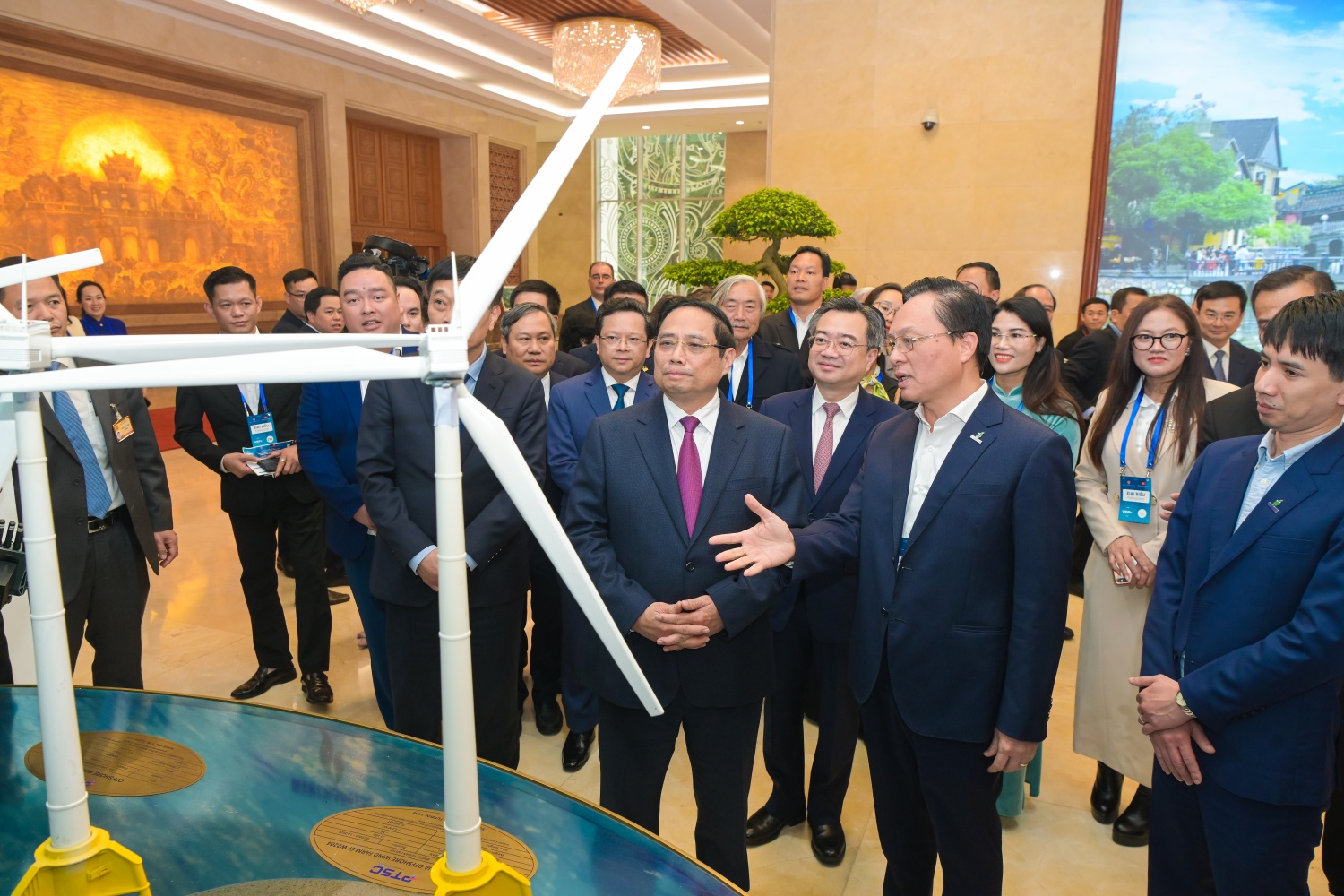 Thủ tướng Phạm Minh Chính tham quan mô hình điện gió ngoài khơi.