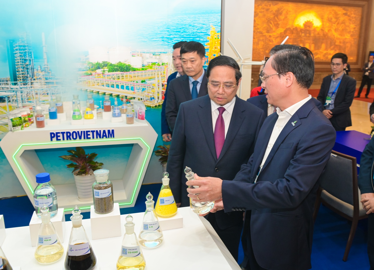 Đồng chí Bùi Minh Tiến - Thành viên HĐTV Petrovietnam giới thiệu với Thủ tướng Phạm Minh Chính về nhiên liệu hàng không bền vững.