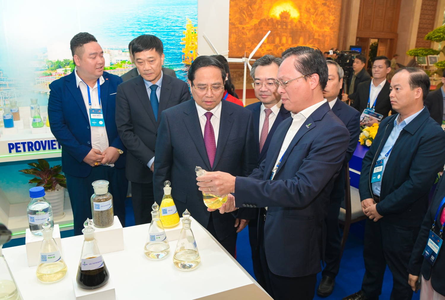 Thủ tướng Phạm Minh Chính nghe giới thiệu về xăng sinh học E10.
