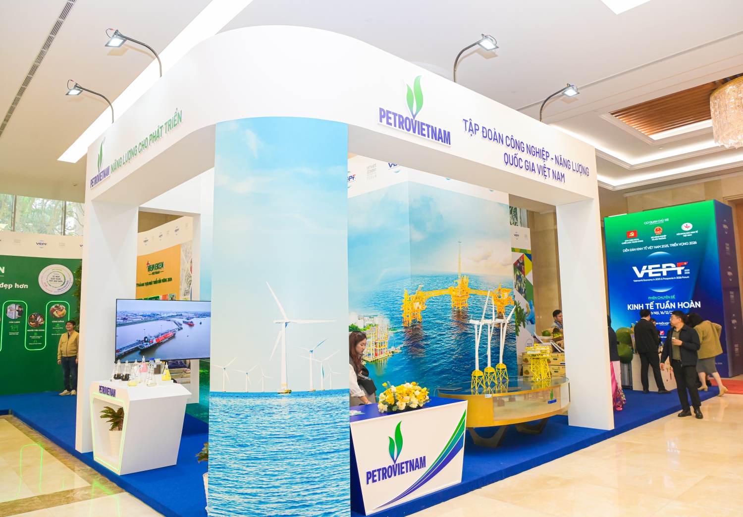 Gian trưng bày của Petrovietnam được thiết kế theo phong cách hiện đại, không gian mở, kết hợp hệ thống màn hình chiếu phim tái hiện sinh động chặng đường hơn 50 năm xây dựng và phát triển của Tập đoàn. Bao quanh khu trưng bày là các hình ảnh tiêu biểu về những công trình dầu khí, phản ánh rõ nét vai trò, đóng góp của Petrovietnam đối với sự nghiệp phát triển kinh tế - xã hội của đất nước.