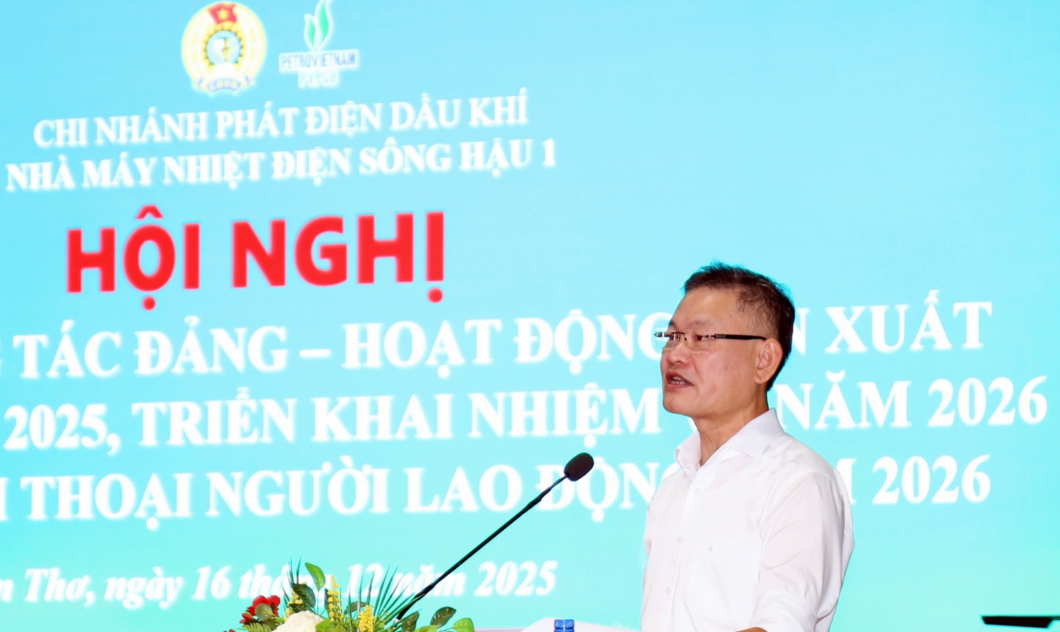 Đồng chí Lương Xuân Tùng cho biết, trong năm 2025, Đảng bộ đã lãnh đạo hoàn thành tốt các nhiệm vụ về tổ chức Đại hội Đảng các cấp, công tác quy hoạch, bổ nhiệm cán bộ, phát triển đảng viên mới và xây dựng khối đoàn kết nội bộ.