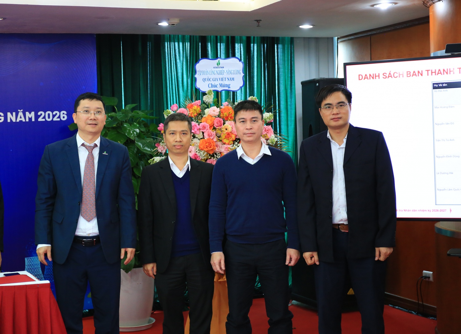 Phó Viện trưởng phụ trách VPI chúc mừng Ban Thanh tra nhân dân nhiệm kỳ 2026-2027
