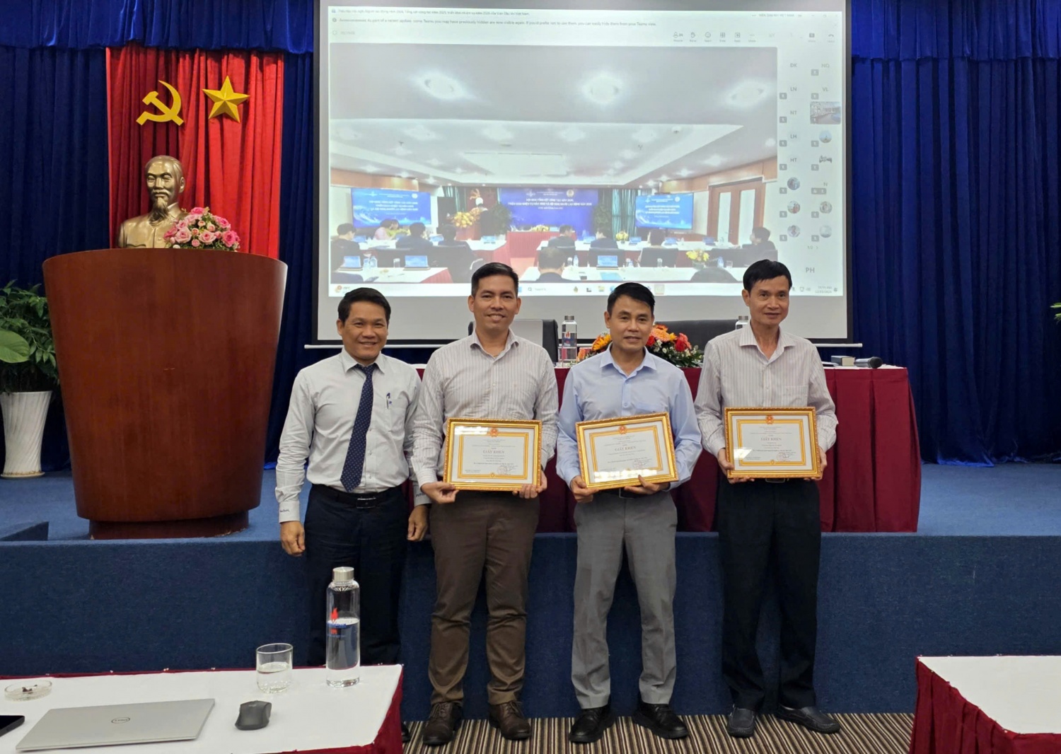 Trao tặng giấy khen của Tổng Giám đốc Petrovietnam cho 3 tập thể tại TP Hồ Chí Minh có thành tích xuất sắc.