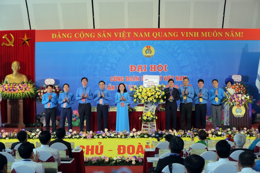 Đoàn Chủ tịch Tổng Liên đoàn Lao động Việt Nam chúc mừng Đại hội Công đoàn Petrovietnam lần thứ VII.