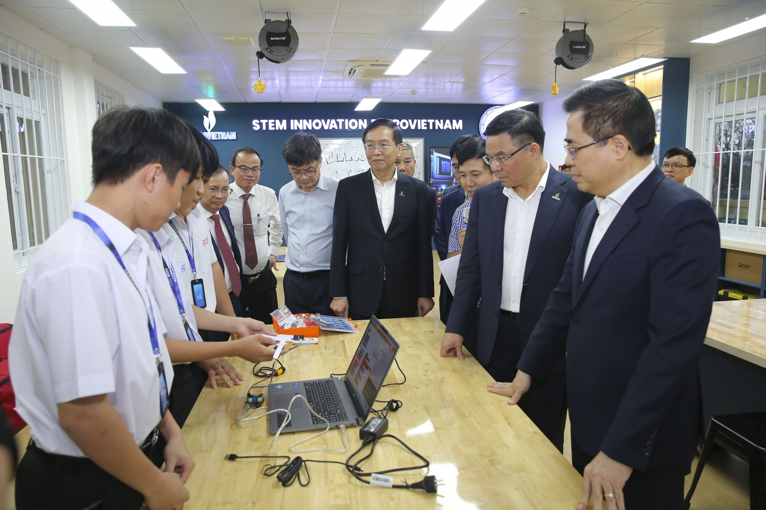 Đồng chí Nguyễn Hoàng Giang - Phó Bí thư Tỉnh uỷ, Chủ tịch UBND tỉnh Quảng Ngãi; đồng chí Lê Mạnh Hùng - Bí thư Đảng uỷ, Chủ tịch HĐTV Petrovietnam; đồng chí Trần Quang Dũng - Phó Bí thư Thường trực Đảng uỷ Petrovietnam, cùng các đại biểu tham quan phòng STEM.