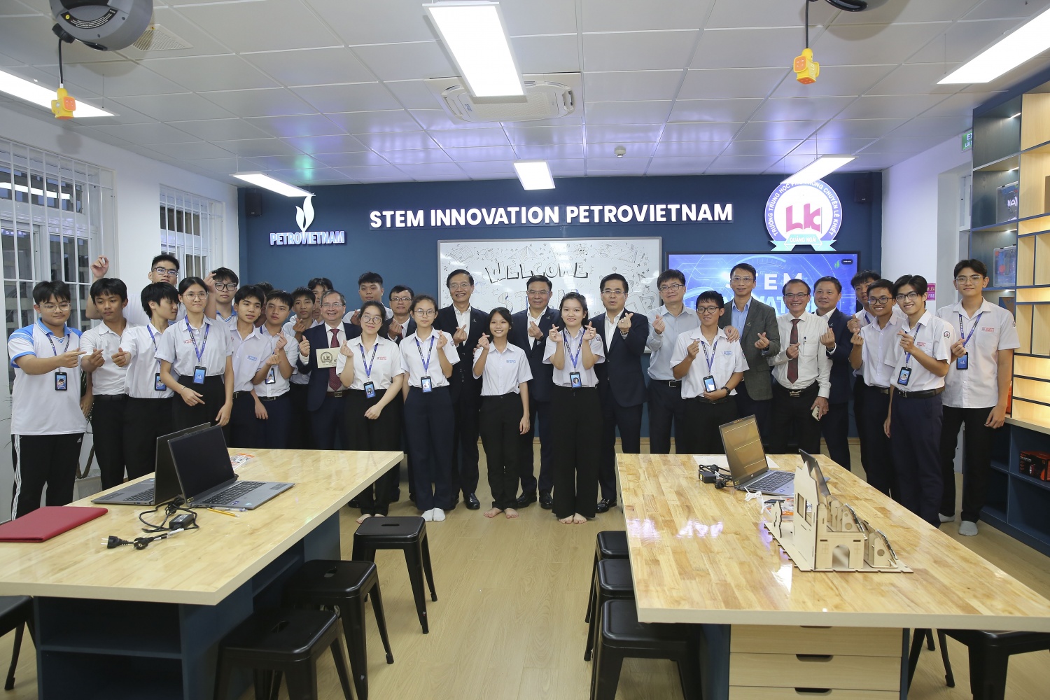 Các em học sinh tại Trường THPT chuyên Lê Khiết và các đại biểu.