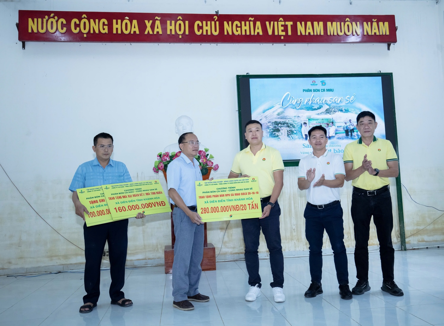Đại diện Phân bón Cà Mau trao biểu trưng tài trợ cho UBND xã Diên Điền nhằm hỗ trợ người dân khắc phục khó khăn sau mưa lũ