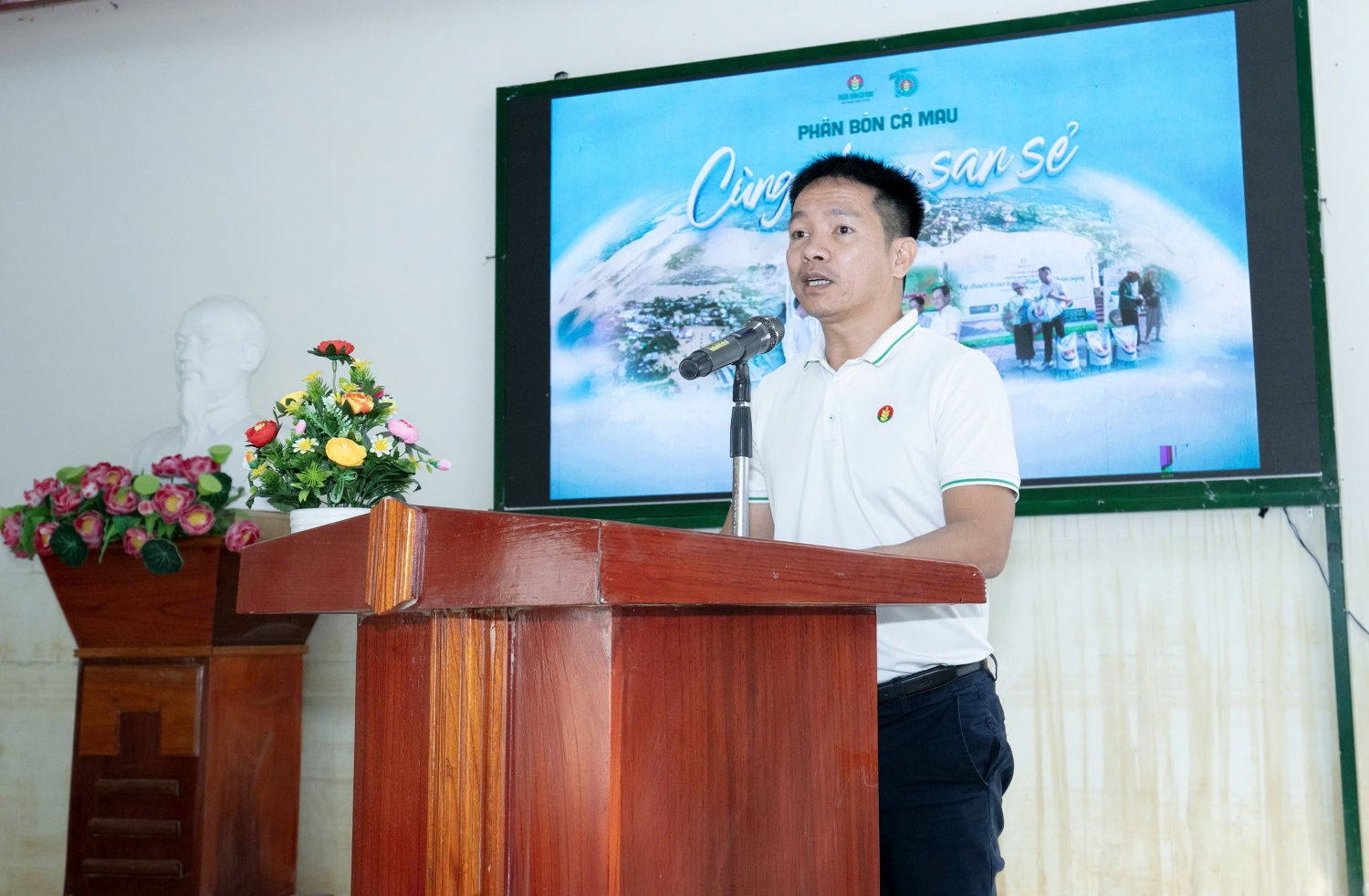 Ông Nguyễn Tấn Đạt - Phó Giám đốc Marketing PVCFC gửi lời động viên đến người dân xã Diên Điền.