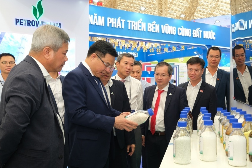 Chủ tịch HĐTV Petrovietnam Lê Mạnh Hùng cùng các đại biểu tham quan sản phẩm mới của BSR tại Triển lãm Khoa học Công nghệ Petrovietnam.