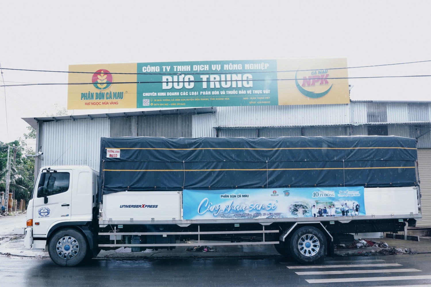 Phân bón được vận chuyển kịp thời đến các điểm trao tặng, hỗ trợ bà con phục hồi sản xuất sau mưa lũ.