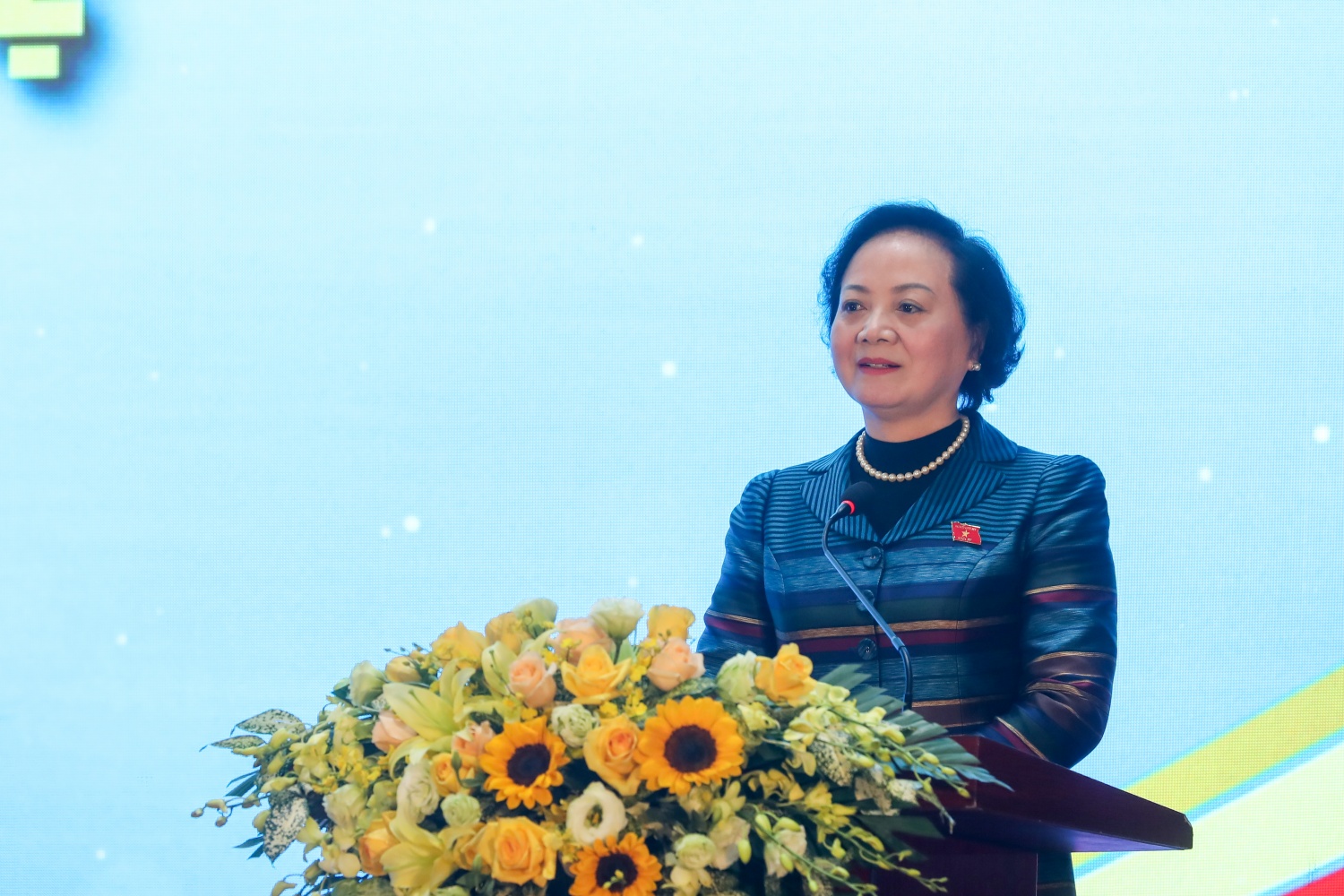Phó Thủ tướng Phạm Thị Thanh Trà cùng lãnh đạo Petrovietnam trò chuyện cùng các em học sinh trong phòng STEM trường THPT Nguyễn Huệ