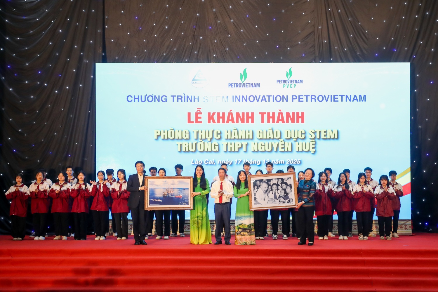 Phó Thủ tướng Phạm Thị Thanh Trà và đồng chí Trần Quang Dũng, Phó Bí thư thường trực Đảng ủy Petrovietnam tặng quà lưu niệm cho thầy trò trường THPT Nguyễn Huệ
