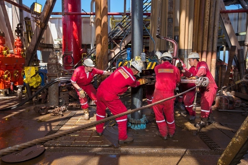 Người lao động Petrovietnam làm việc trên giàn khoan.