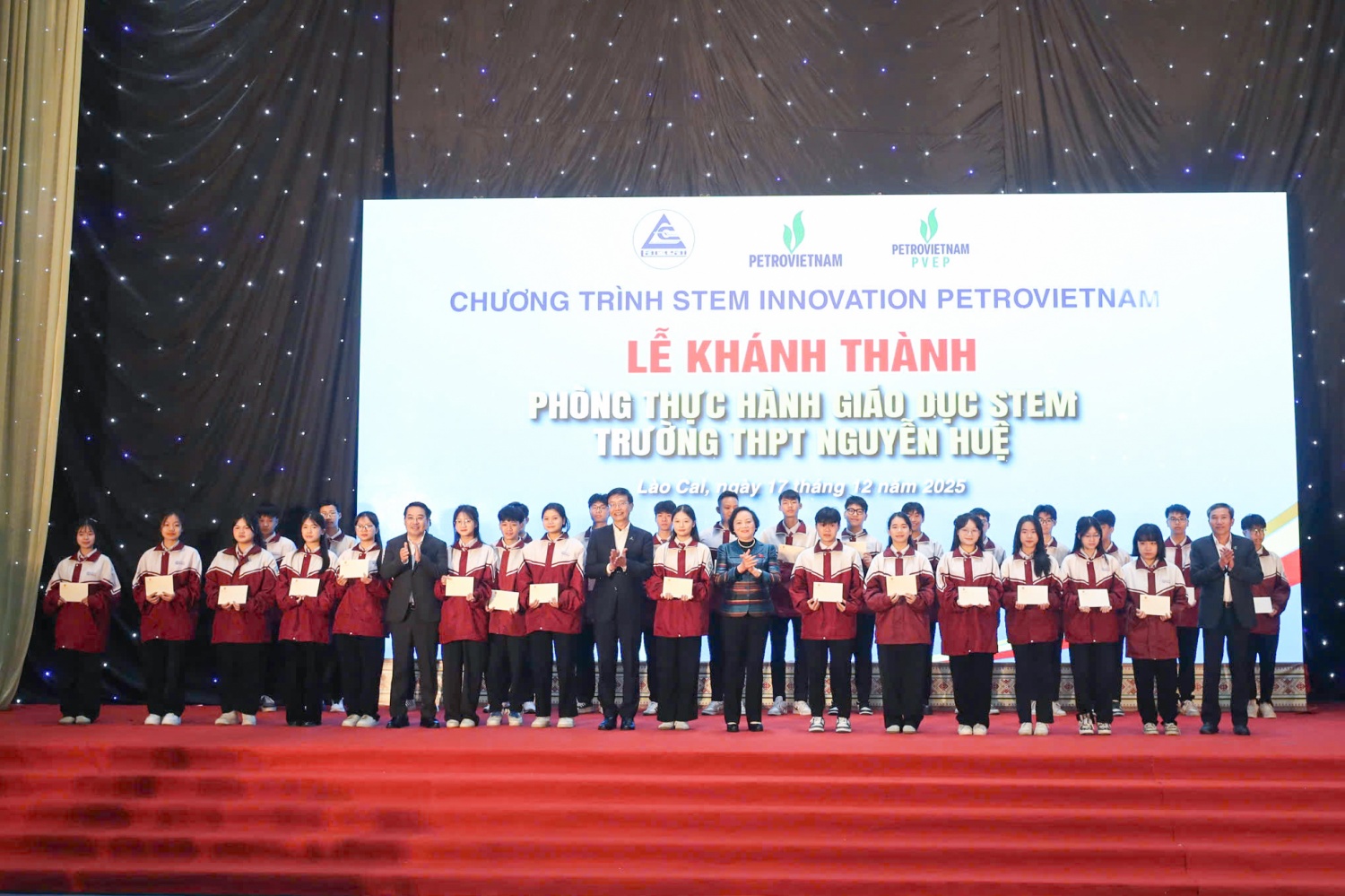 Phó Thủ tướng Phạm Thị Thanh Trà cùng lãnh đạo UBND tỉnh Lào Cai, Petrovietnam đã trao tặng học bổng cho 30 em học sinh có thành tích học tập xuất sắc năm học vừa qua