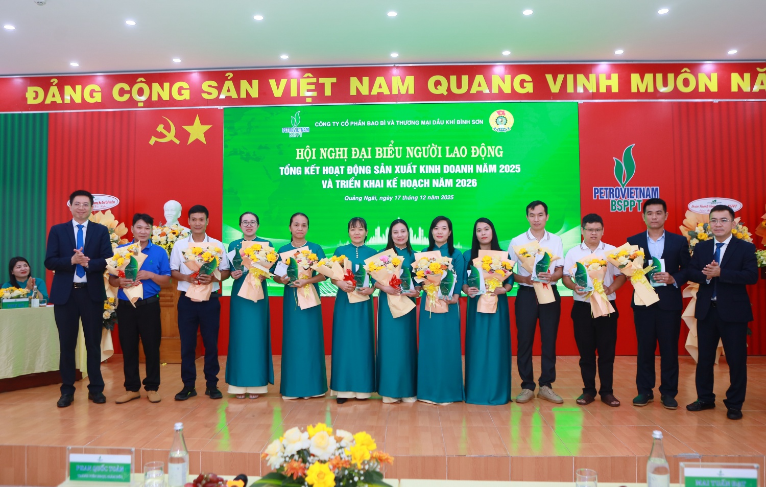 Ban lãnh đạo BSPPT trao tặng các biểu trưng cho các cá nhân đã đóng góp tích cực vào hoạt động sản xuất kinh doanh năm 2025 của đơn vị.