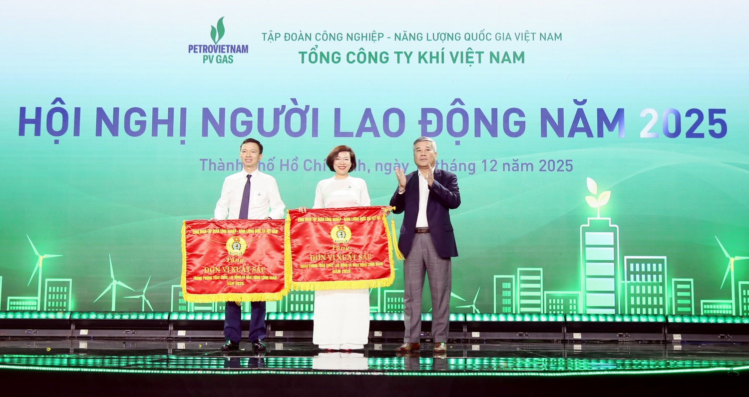 Đồng chí Đỗ Chí Thanh - Phó Tổng Giám đốc Petrovietnam trao cờ thi đua của Công đoàn Petrovietnam cho các tập thể của PV GAS