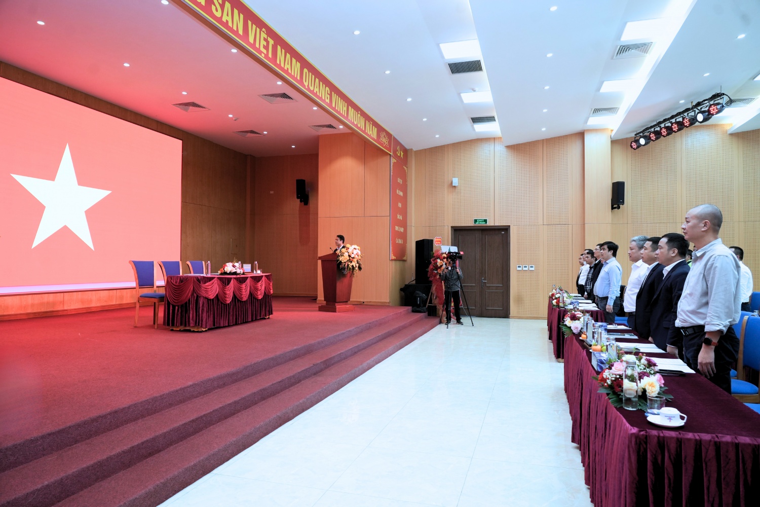 Nghi lễ chào cờ tại hội nghị.