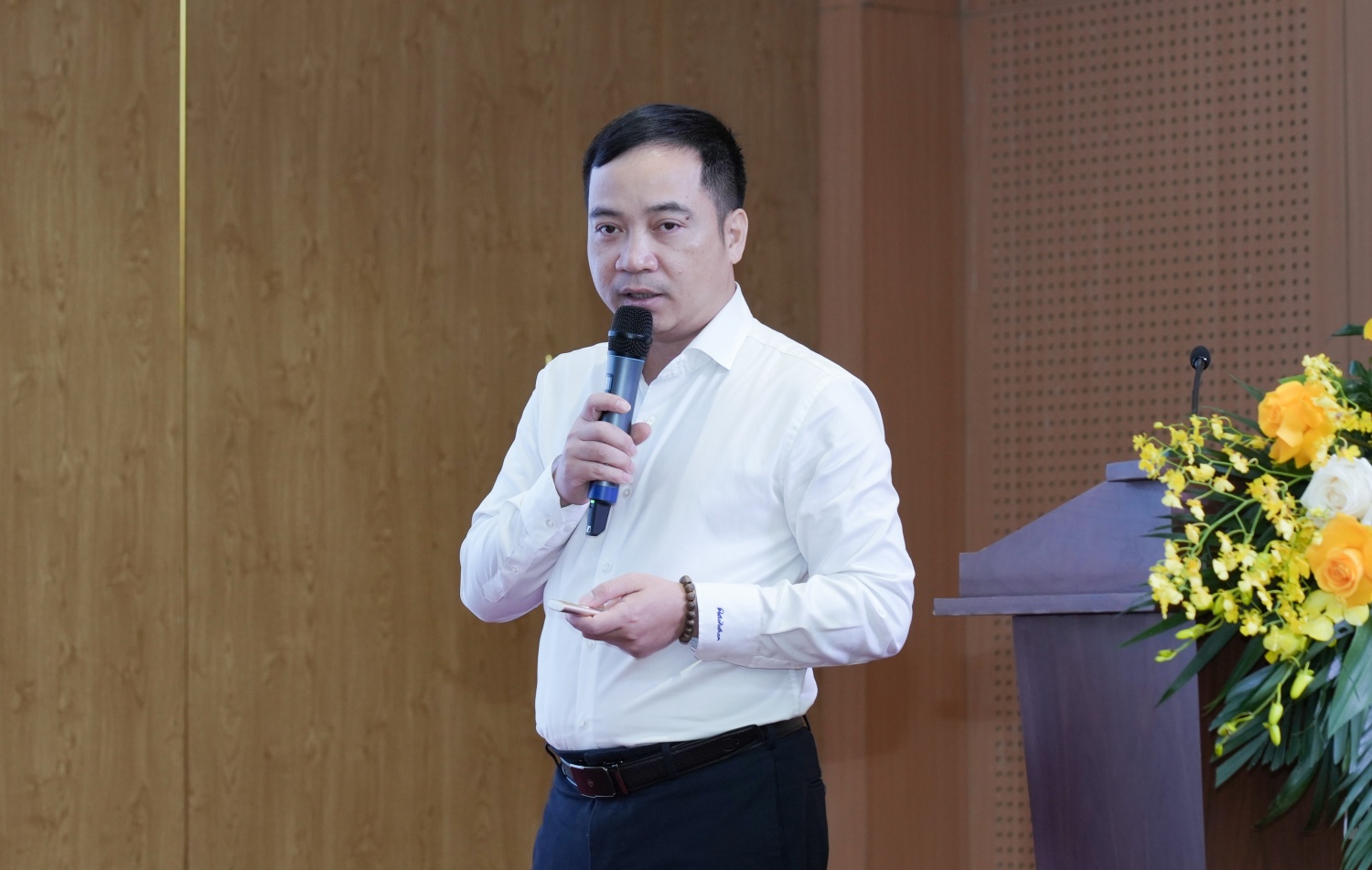 Ông Nguyễn Văn Chung trình bày tổng kết hoạt động sản xuất kinh doanh năm 2025 và định hướng nhiệm vụ năm 2026.