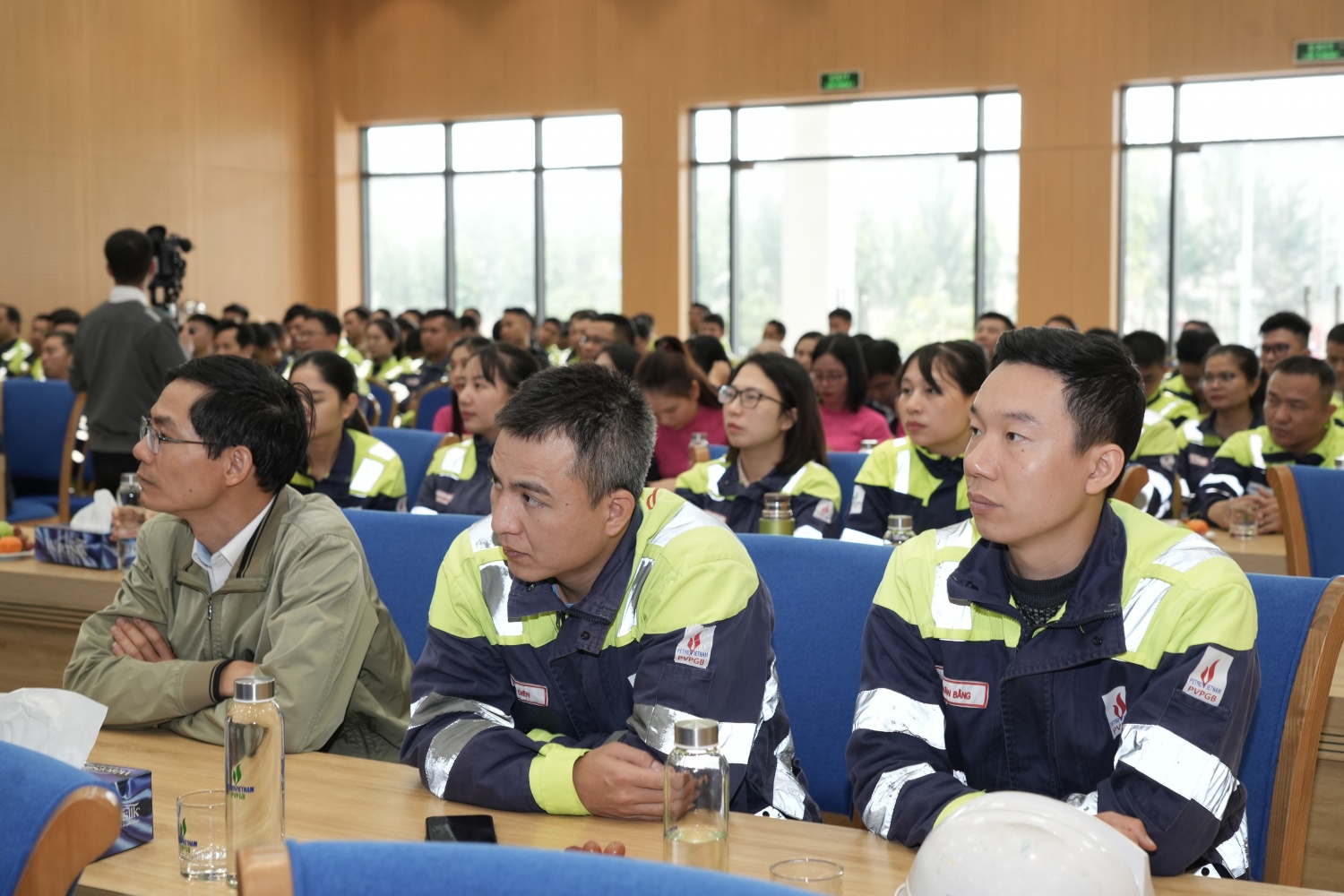 Cán bộ công nhân viên, người lao động lắng nghe báo cáo tại hội nghị.