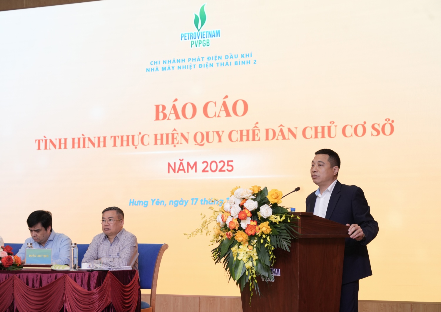 Ông Đinh Văn Ngọc báo cáo về tình hình thực hiện quy chế cơ sở tại NMNĐ Thái Bình 2 năm 2025.