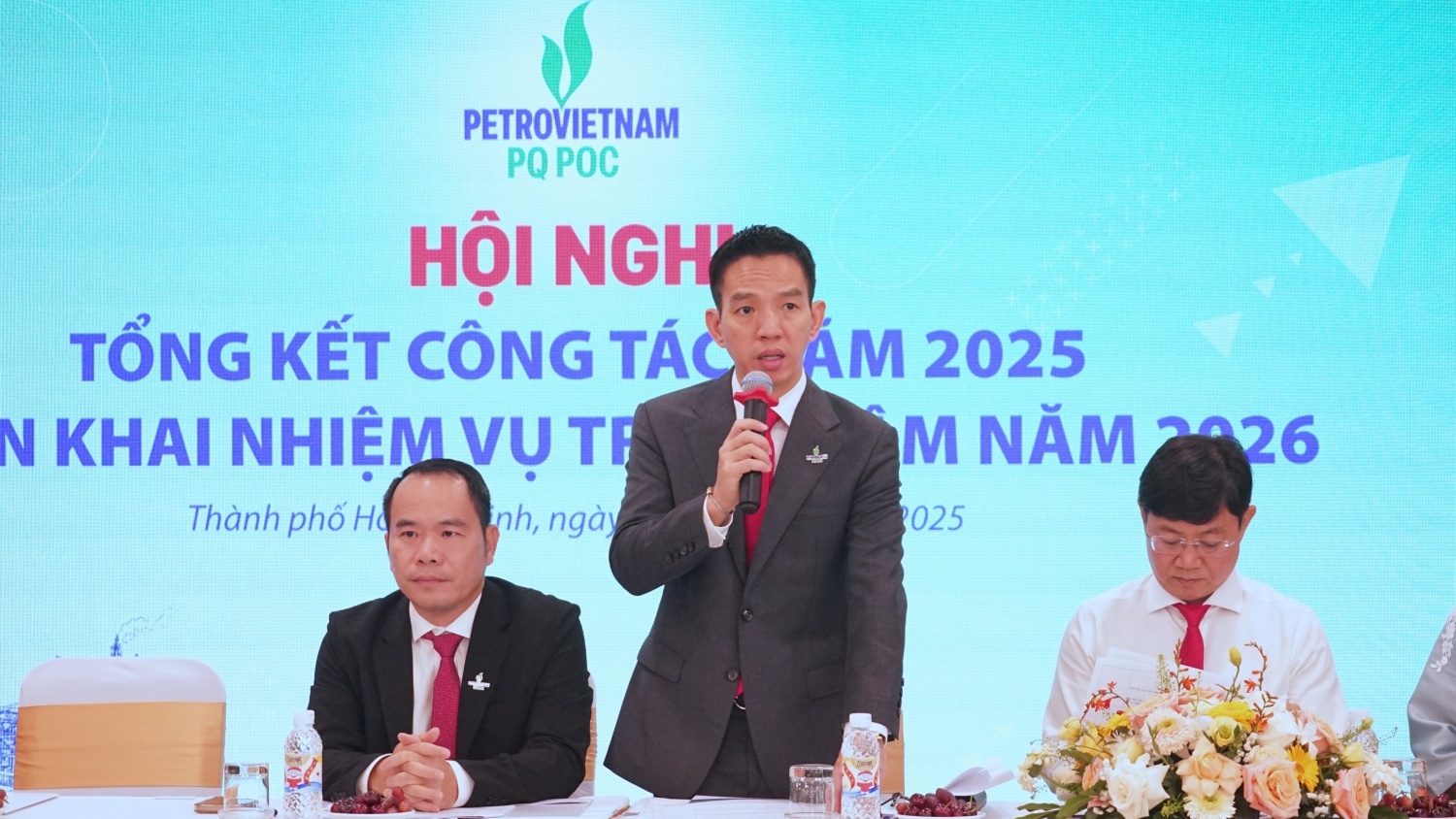 Đoàn Chủ tịch điều hành hội nghị.