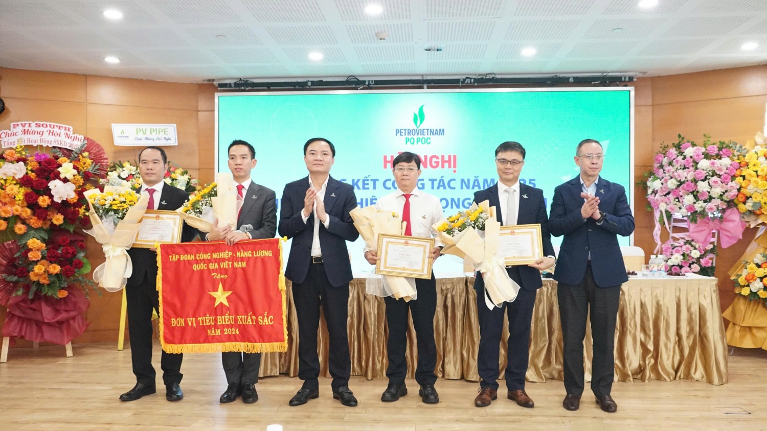 Lãnh đạo Petrovietnam trao tặng cờ thi đua và bằng khen của Tập đoàn cho các tập thể có thành tích xuất sắc, tiêu biểu trong công tác năm 2024.