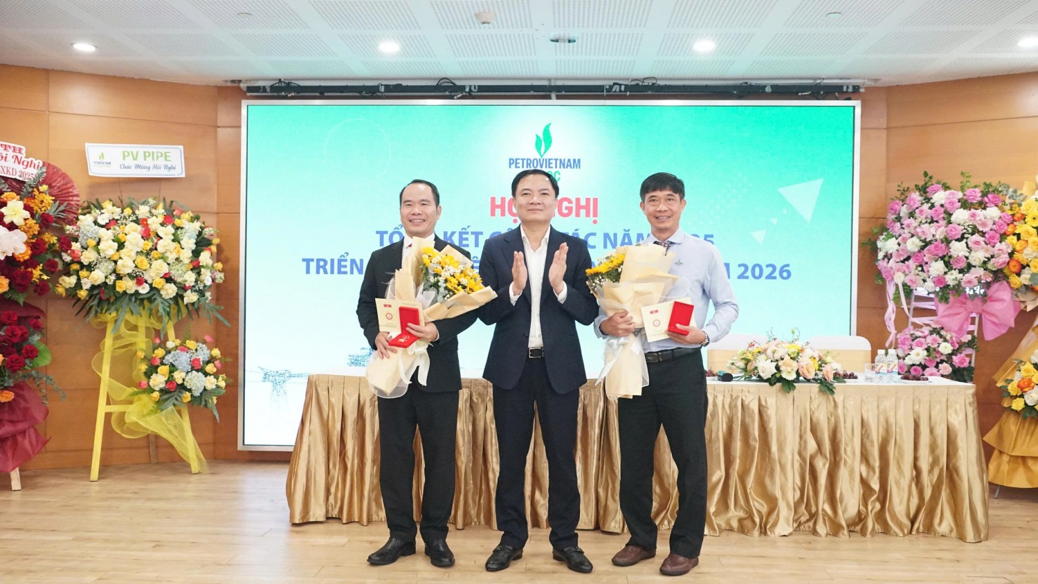 Lãnh đạo Petrovietnam trao tặng kỷ niệm chương “Vì sự nghiệp dầu khí” cho các cá nhân có thành tích xuất sắc năm 2024.