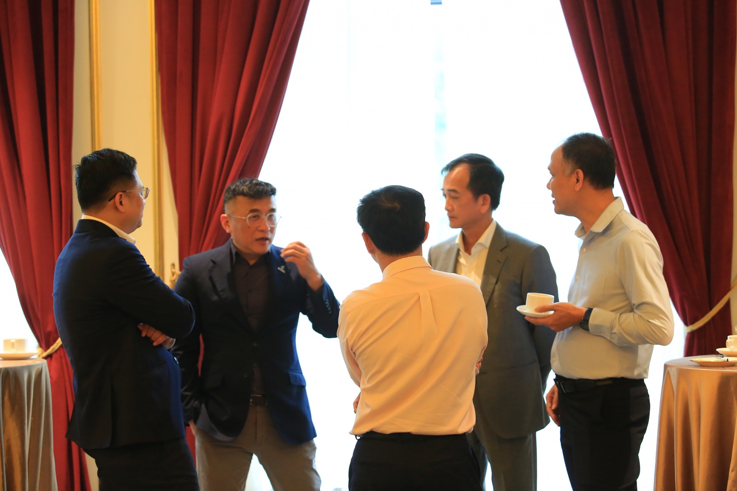 Các đại biểu thảo luận bên lề hội thảo.