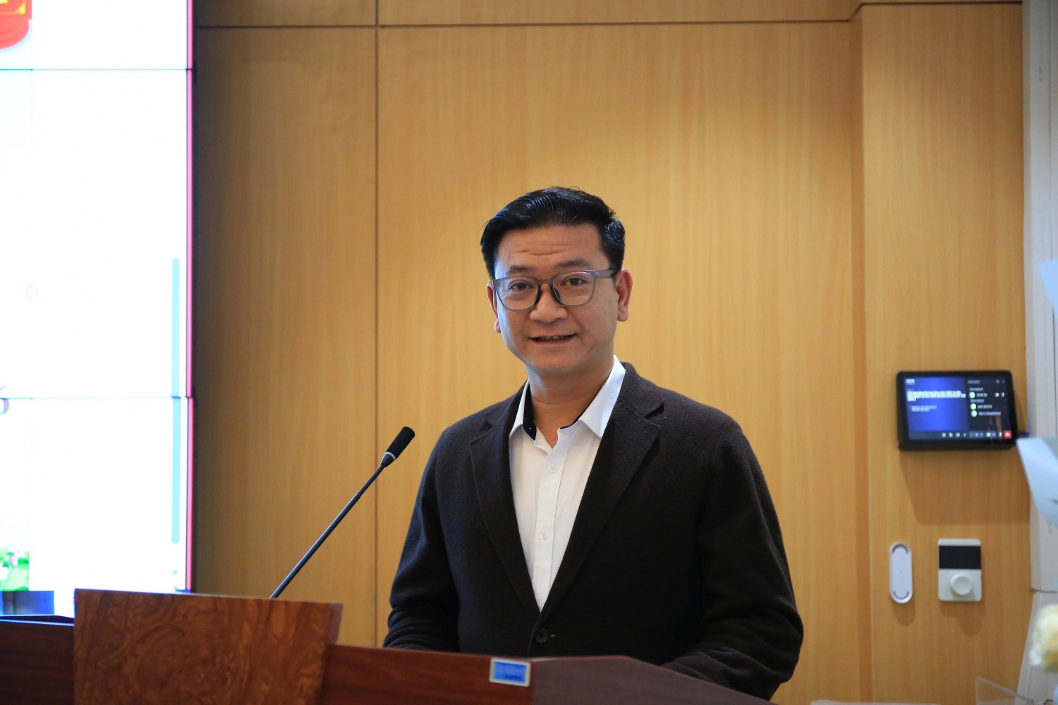 Ông Nguyễn Huy Cường - Trưởng phòng Công nghệ thiết bị và Quản lý chất lượng Ban QLDA ĐLDK Thái Bình 2 trình bày tham luận về chuyển đổi số, áp dụng khoa học công nghệ vào quản lý dự án.