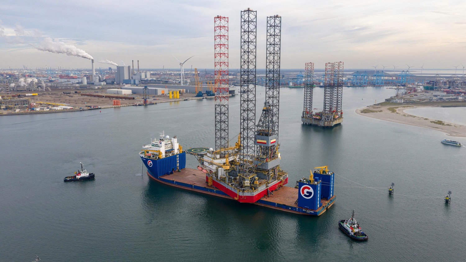 Giàn khoan PV DRILLING IX đang được kéo về Việt Nam