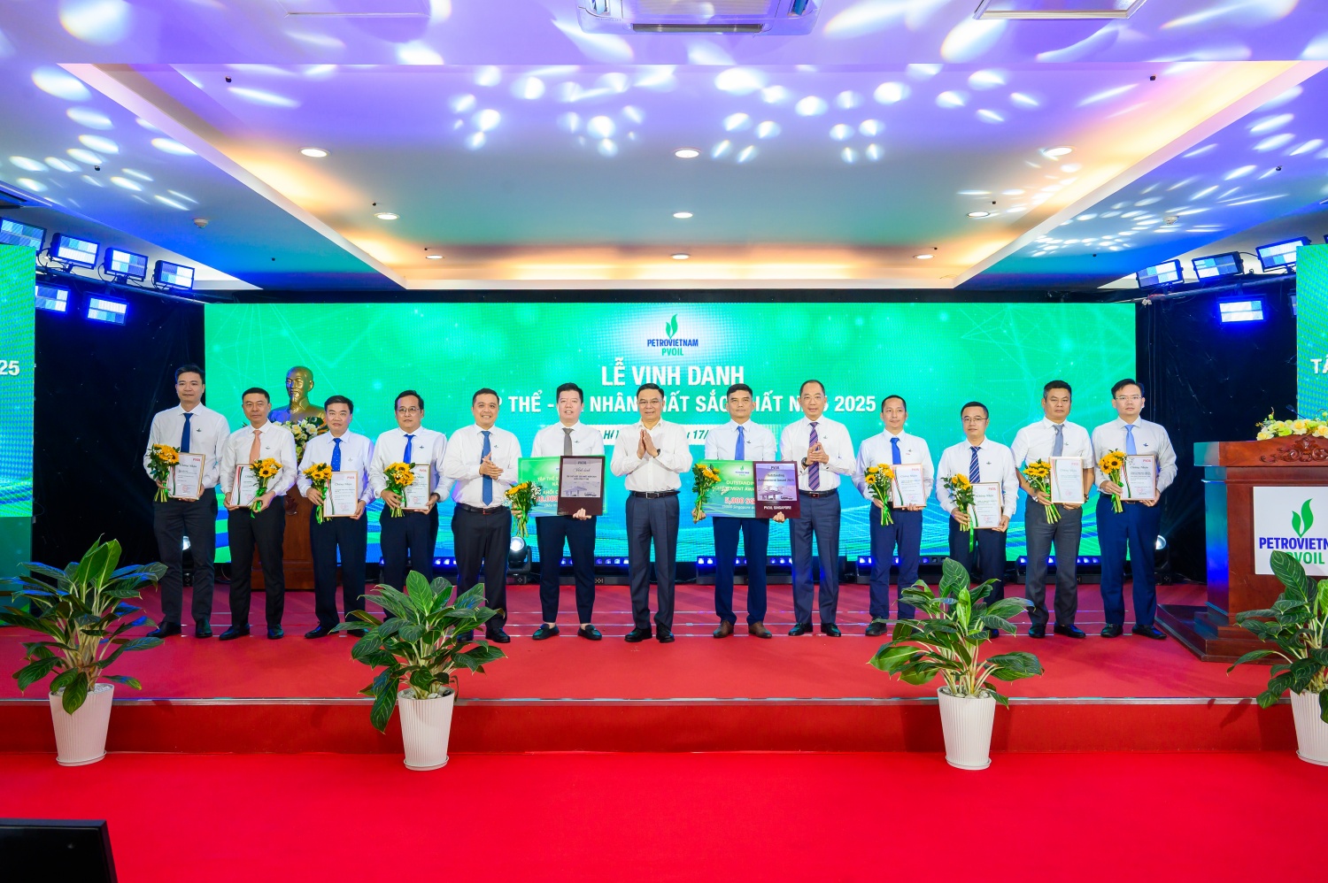 Ông Lê Mạnh Hùng – Bí thư Đảng ủy, Chủ tịch HĐTV Tập đoàn, ông Cao Hoài Dương – Bí thư Đảng ủy, Chủ tịch HĐQT PVOIL và ông Nguyễn Đăng Trình – Phó Bí thư Đảng ủy, Tổng Giám đốc PVOIL trao thưởng cho danh hiệu “Tập thể xuất sắc nhất năm 2025”.