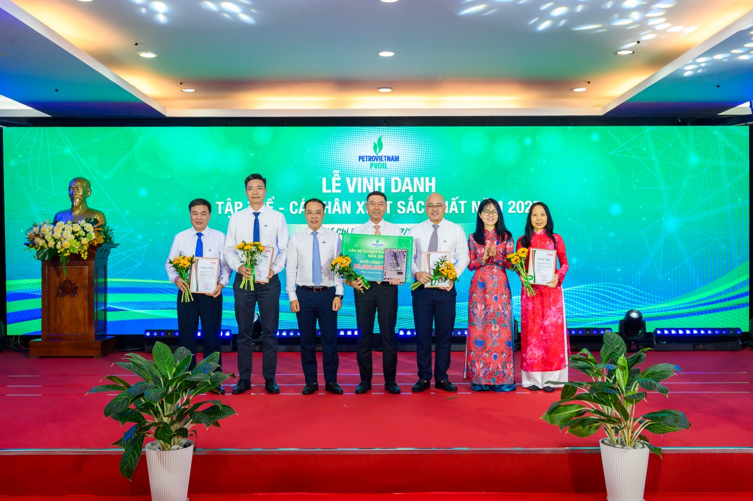 Bà Nguyễn Linh Giang – Thành viên HĐQT và ông Hoàng Đình Tùng – Phó Tổng Giám đốc Tổng công ty trao thưởng cho danh hiệu “Cán bộ quản lý xuất sắc nhất năm 2025” khối Công ty Mẹ.