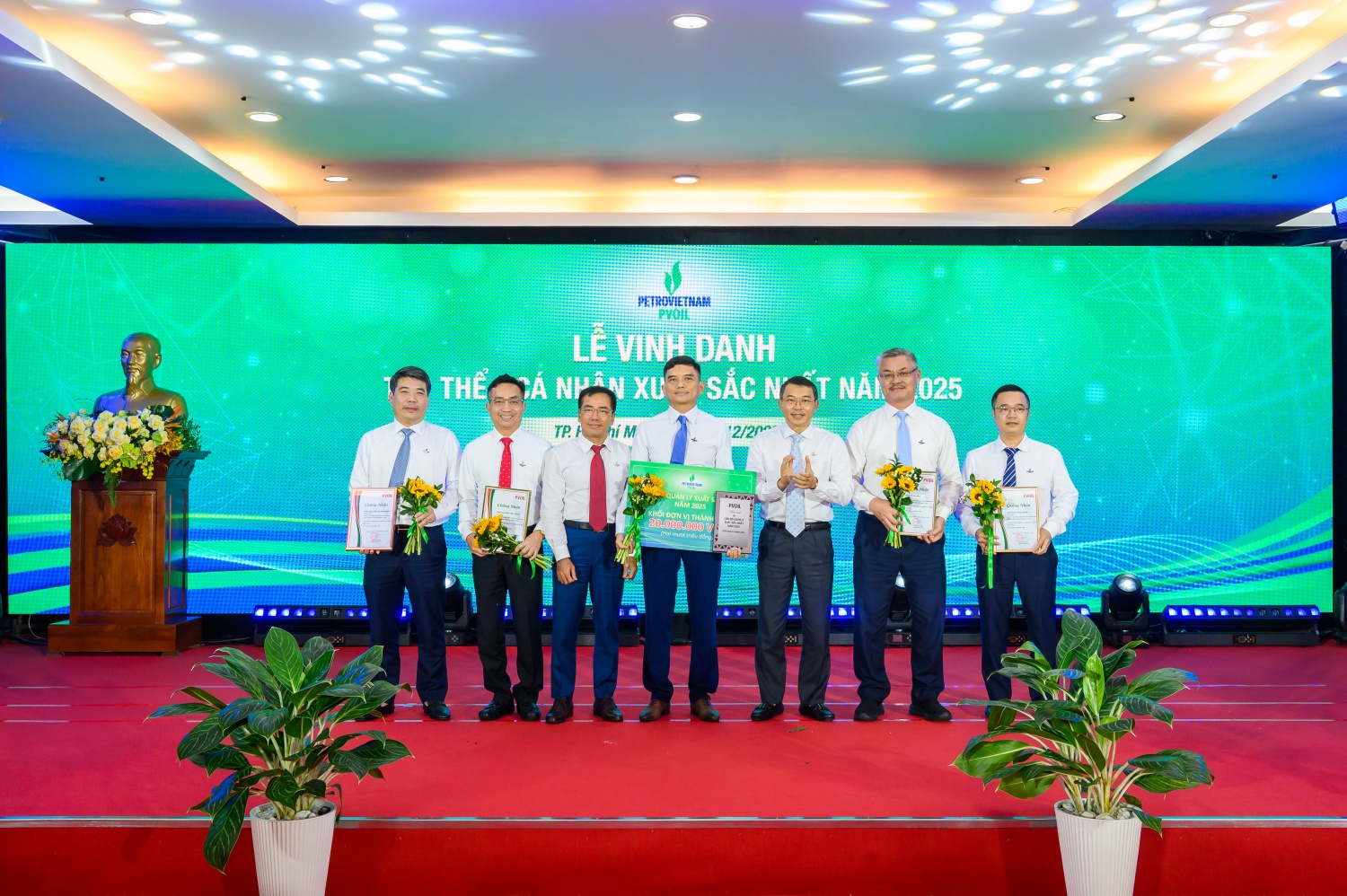 Ông Lê Văn Nghĩa – Thành viên HĐQT và ông Trương Đại Hoàng – Phó Tổng Giám đốc Tổng công ty trao thưởng cho danh hiệu “Cán bộ quản lý xuất sắc nhất năm 2025” khối Đơn vị thành viên.