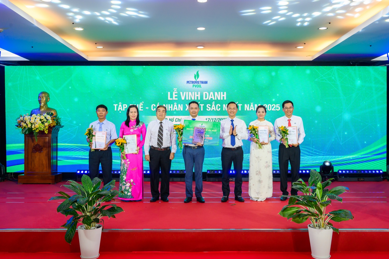 Ông Nguyễn Xuân Quyền – Thành viên HĐQT và ông Mai Xuân Hải – Chủ tịch Công đoàn Tổng công ty trao thưởng cho danh hiệu “Người lao động xuất sắc nhất năm 2025” khối Công ty Mẹ và người lao động xuất sắc nhất khối Công ty Mẹ được xem xét nâng 02 bậc lương chức danh công việc theo quy định.
