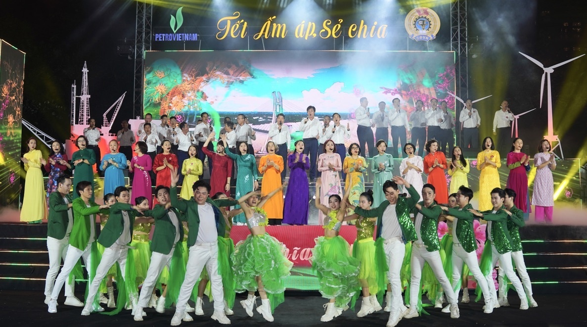 Lãnh đạo Công đoàn Petrovietnam và các công đoàn cơ sở trình diễn văn nghệ trong chương trình “Xuân nghĩa tình Dầu khí - Tết ấm áp, sẻ chia” năm 2025, khu vực phía Nam.