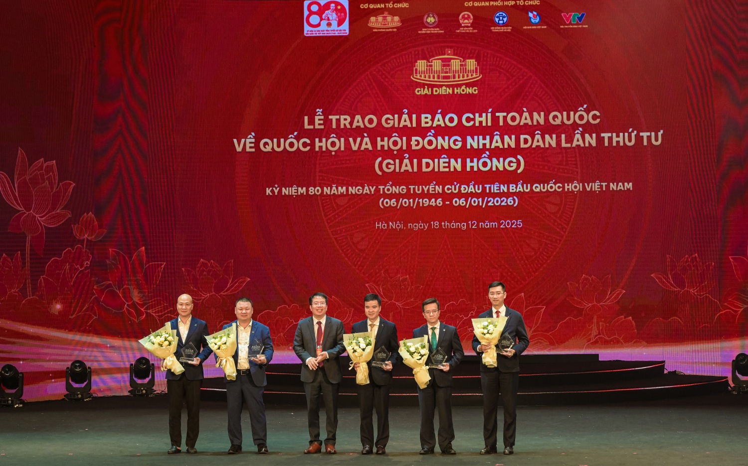 Đại diện BTC tặng hoa tri ân sự đồng hành của Petrovietnam và các cơ quan, đơn vị tài trợ
