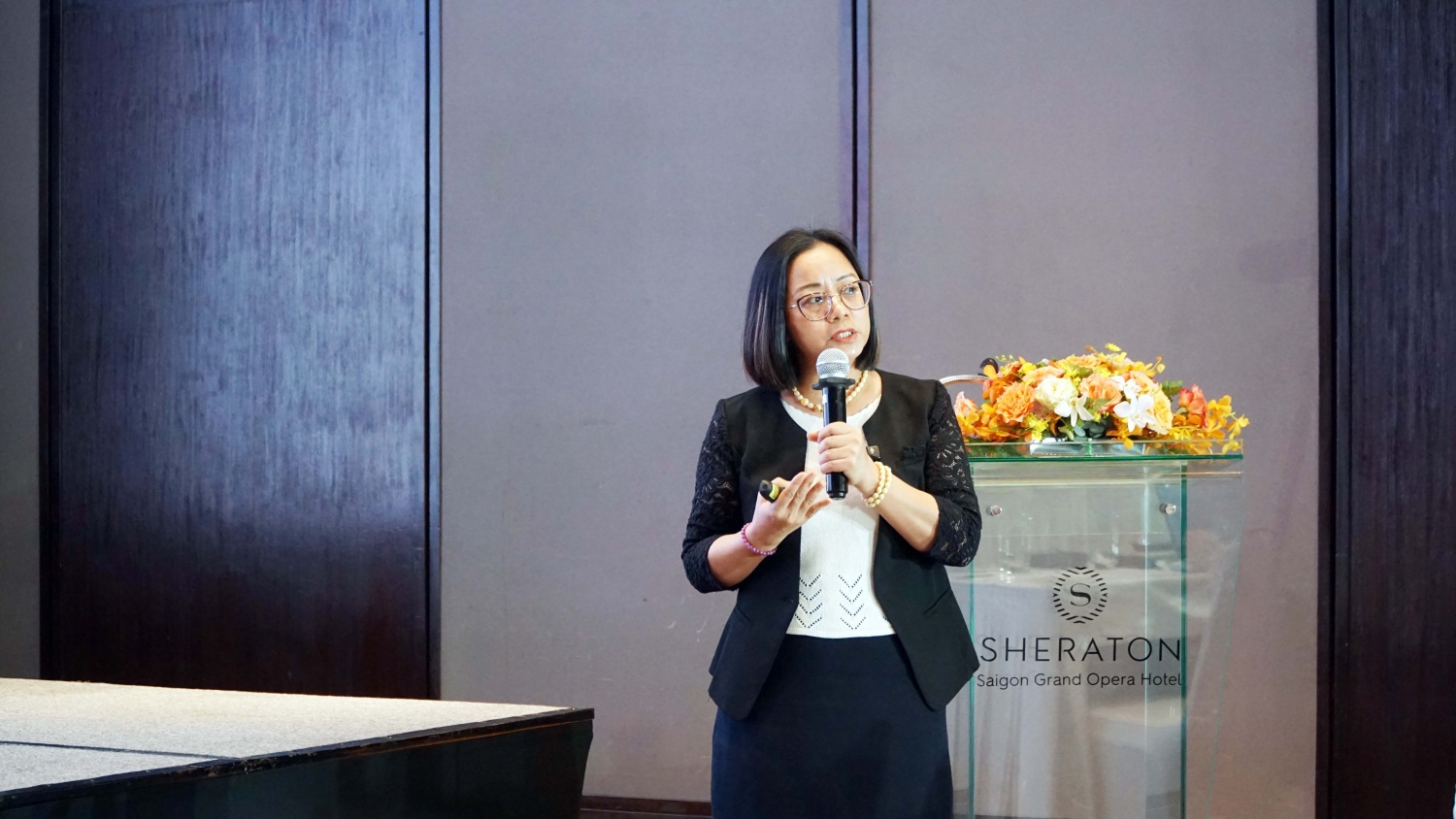 Đồng chí Lê Thị Lam Trà, Phó trưởng Ban Quản trị nguồn nhân lực Tập đoàn trình bày tham luận