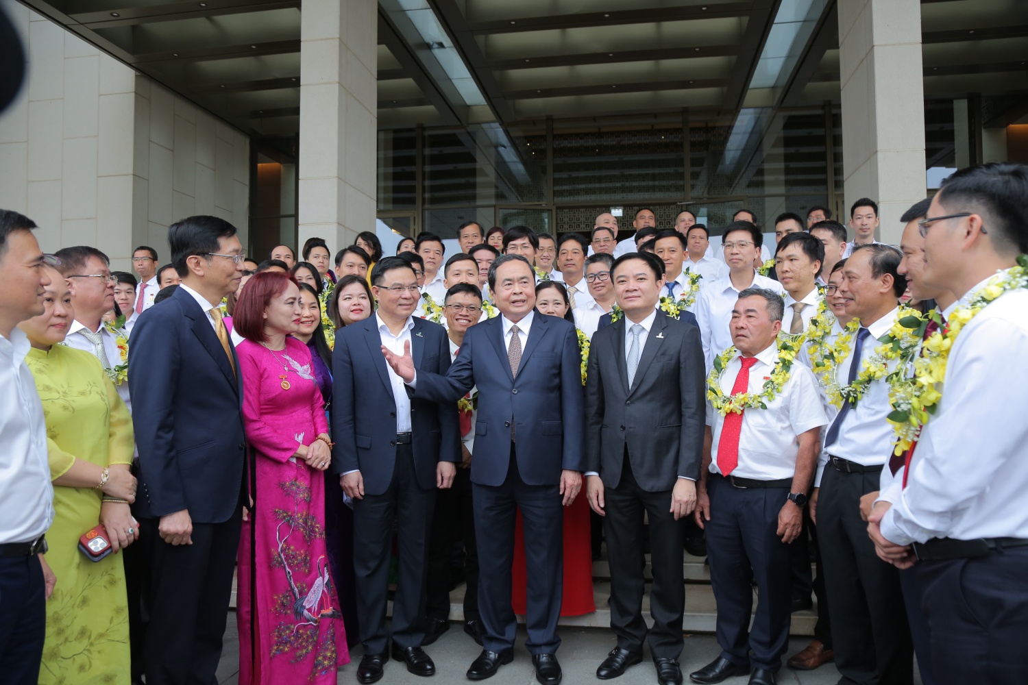 Chủ tịch Quốc hội Trần Thanh Mẫn trao đổi với đội ngũ lãnh đạo và NLĐ tiêu biểu của Petrovietnam.