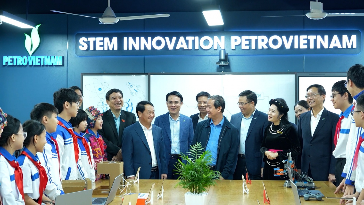 Bộ trưởng Bộ Giáo dục và Đào tạo Nguyễn Kim Sơn cùng các đại biểu đánh giá cao những mô hình do học sinh tự thực hiện; đồng thời vui mừng trước hiệu quả rõ rệt của phòng thực hành giáo dục STEM do Petrovietnam tài trợ.