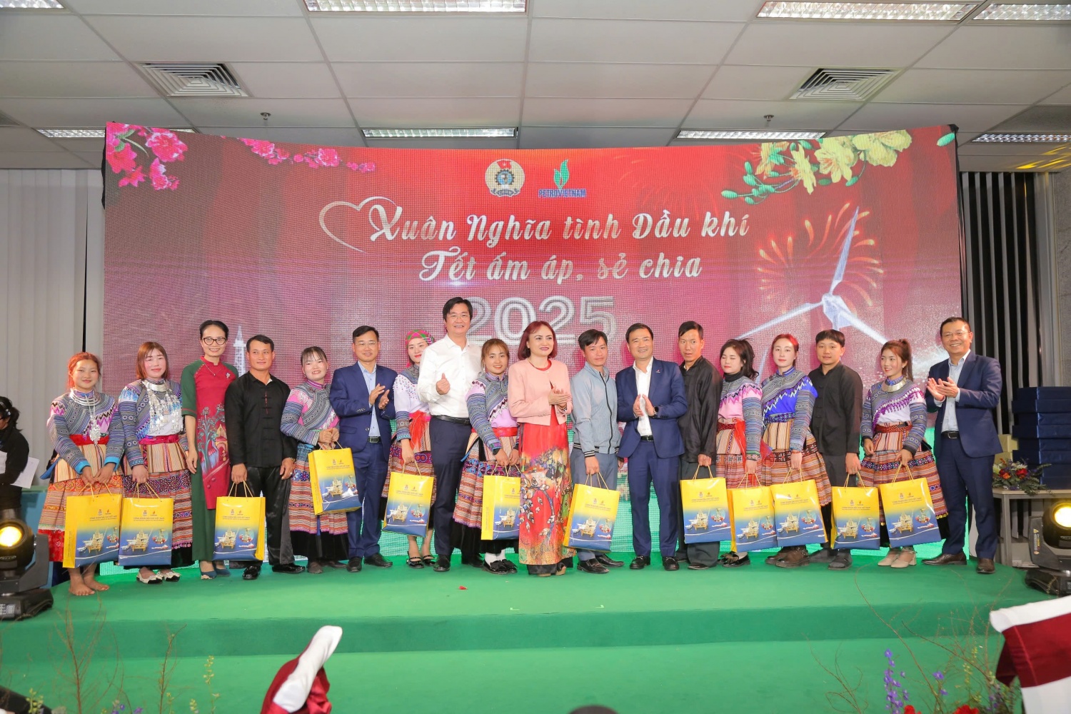 Công đoàn Petrovietnam trao quà tết cho đại diện bà con thôn Kho Vàng.