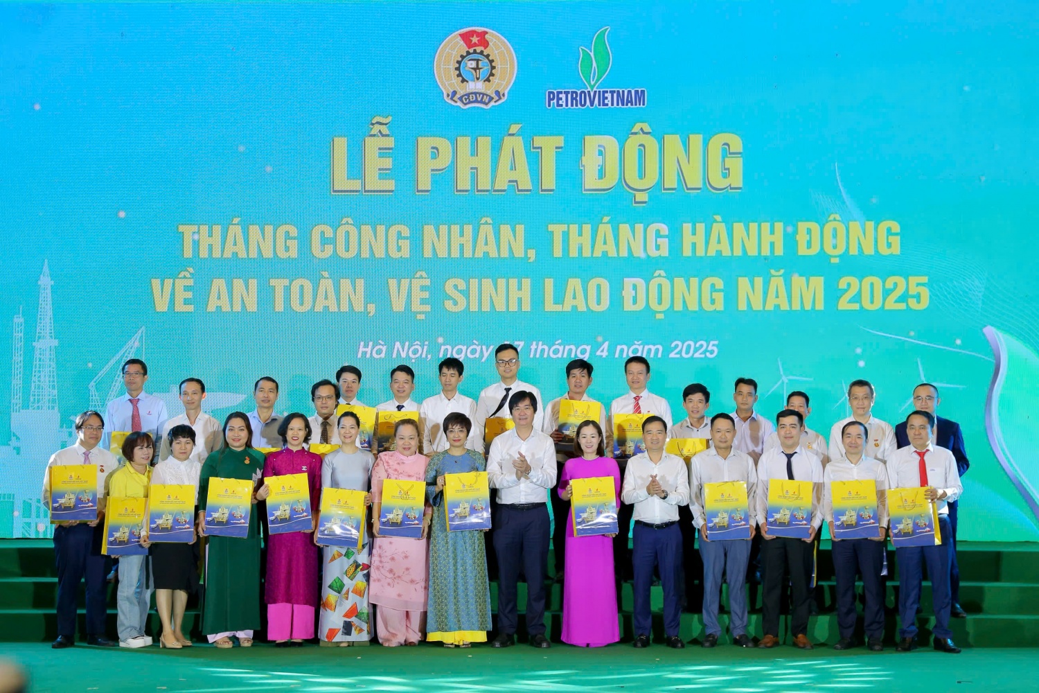 Công đoàn Petrovietnam trao hỗ trợ cho đại diện người lao động tại các đơn vị.