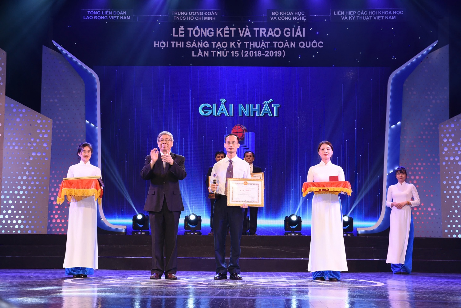 TS Nguyễn Viết Huy từng đạt nhiều giải thưởng khoa học trong nước và quốc tế.
