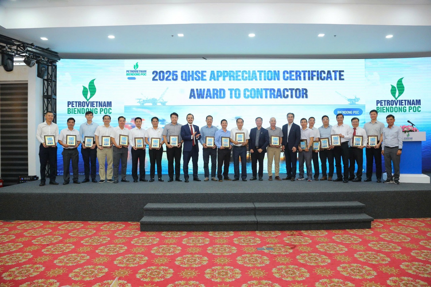 Ban lãnh đạo BIENDONG POC trao tặng giấy khen cho các nhà thầu có nhiều đóng góp tích cực trong hoạt động ATSKMT năm 2025.