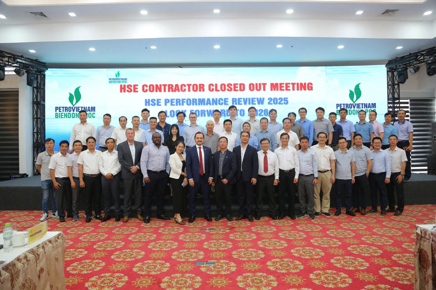 Các đại biểu chụp ảnh lưu niệm sau khi Hội nghị diễn ra thành công tốt đẹp.