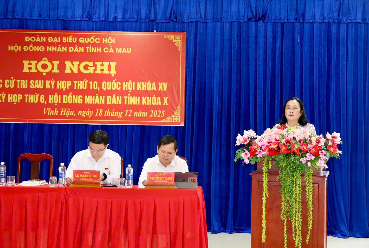 Bà Trần Thị Hoa Ry báo cáo đến cử tri kết quả Kỳ họp thứ 10, Quốc hội khóa XV và hoạt động của Đoàn tại kỳ họp.